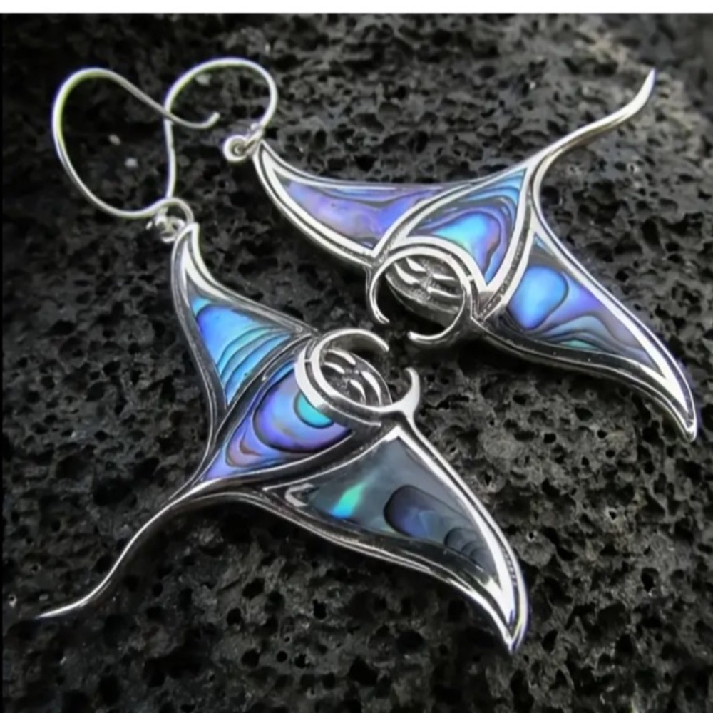 NWT! Endearing Silver Tone Stingray Pierced Dangle Earrings with Faux Abalone!
